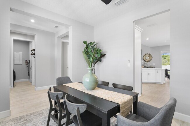 Building Photo - "Spacious 4-Bed, 4-Bath Retreat at 2612 Le...