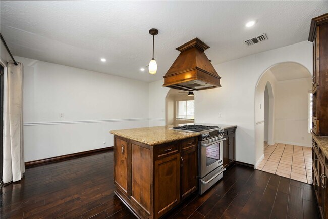 Building Photo - 1721 Jones St