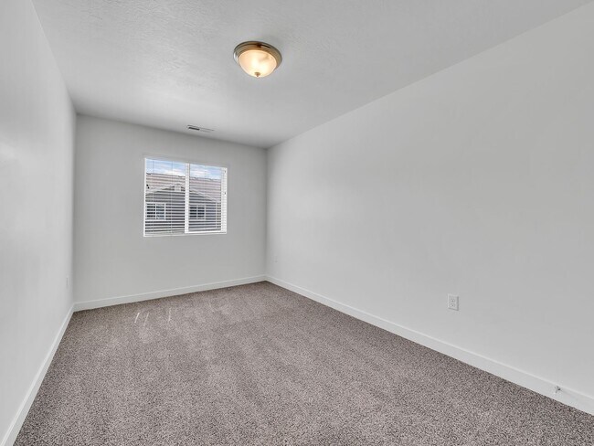 Building Photo - Herriman 3 Bedroom Townhouse Ready to be Called Home!