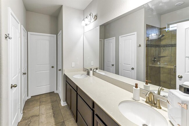 Building Photo - 24622 Royal Pike Dr
