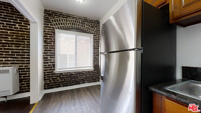 Building Photo - 738 S New Hampshire Ave