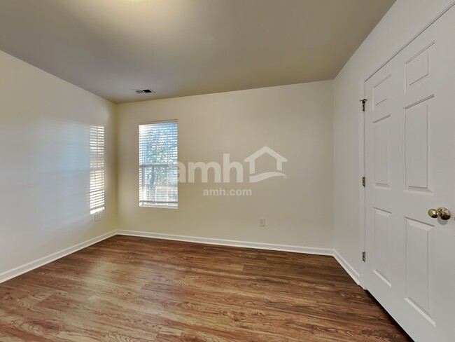 Building Photo - 704 Marjam Ln