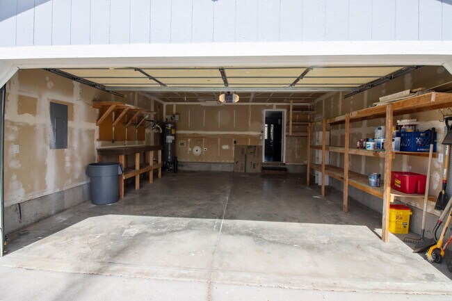 Building Photo - MOVE IN SPECIAL IF YOU SIGN LEASE BY 4/15/2026!!!!!!! Newly Updated 3/2 Home in SW Redmond