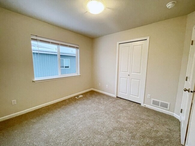 Building Photo - 137-137 Willow View Circle