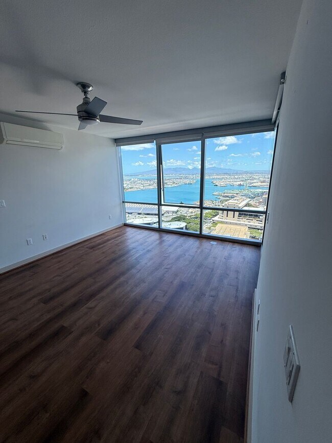 Building Photo - Luxury High-Floor 2BR/2BA Condo with Ocean...