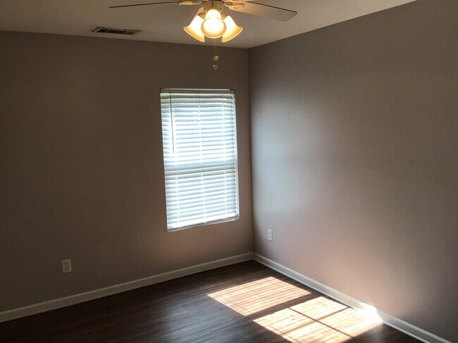 Building Photo - 2021 Sonoma Valley Drive