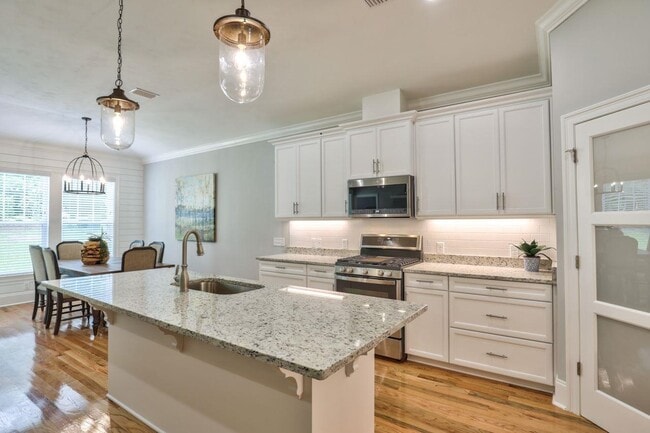 Building Photo - 2404 Sweet Valley Hts