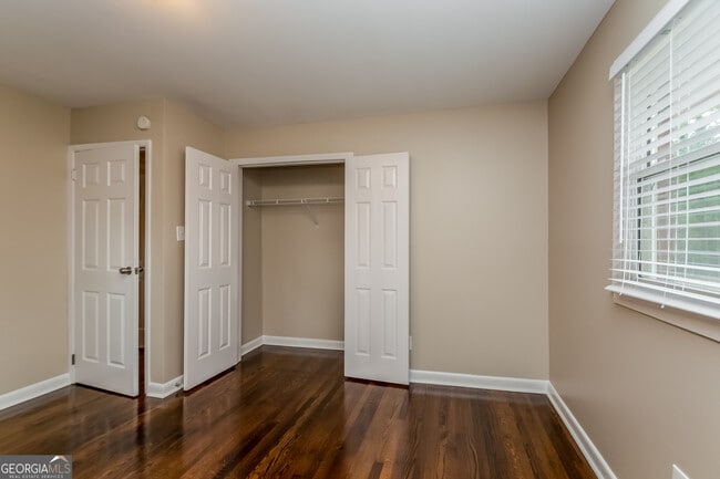 Building Photo - 742 King Rd