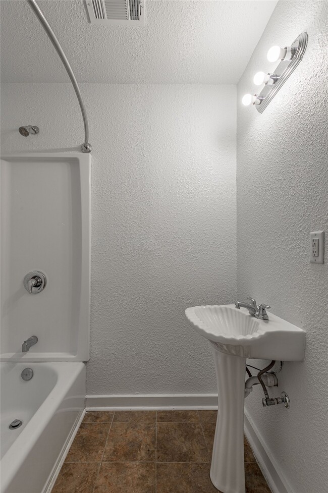 Building Photo - 7A Hickory Ln