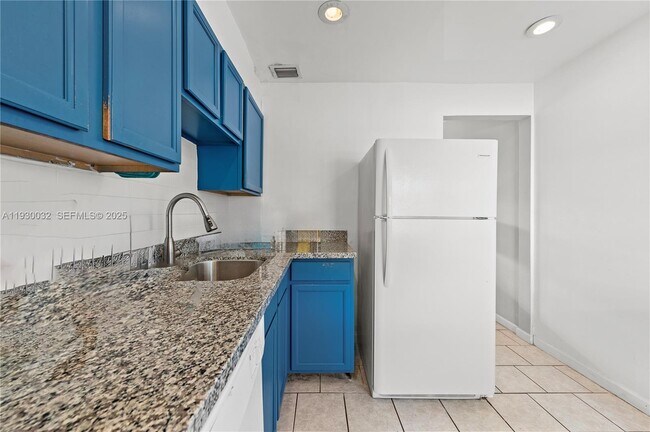 Building Photo - 1127 NE 5th Ave