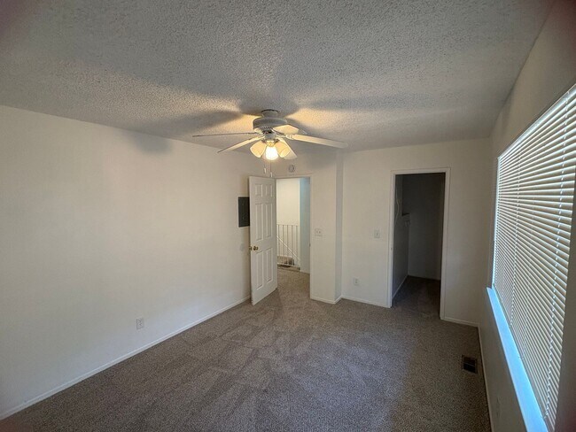 Building Photo - Townhouse condo Hillsdale Oaks