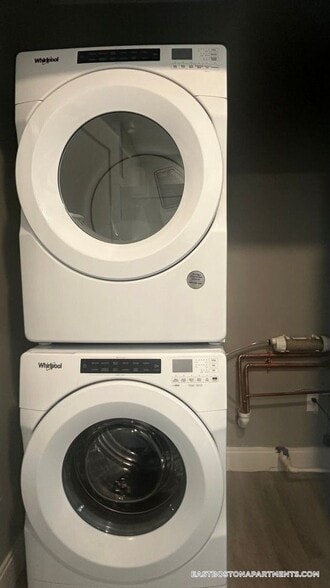 Building Photo - 656 Saratoga St