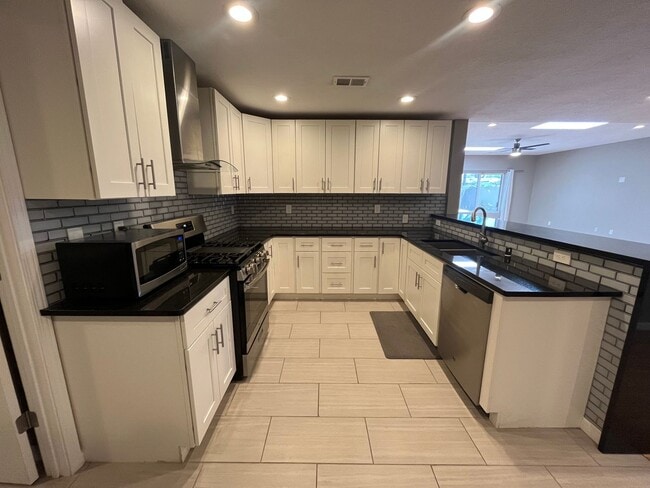 Building Photo - Large 3 Bedroom 2.5 Bathroom Home In The NE!
