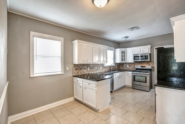 Building Photo - 1135 Woodland St