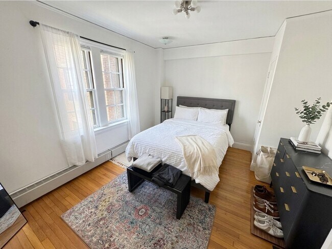 Building Photo - 988 Memorial Dr