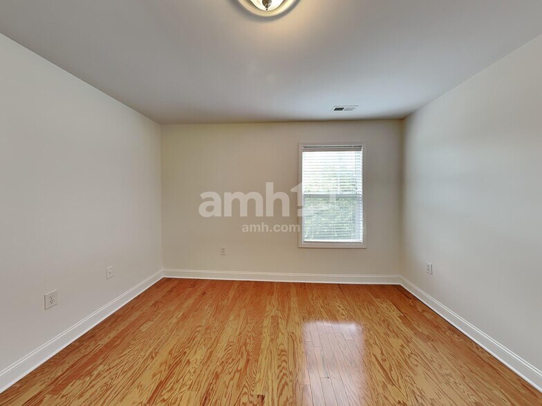 Building Photo - 10005 Magna Ln
