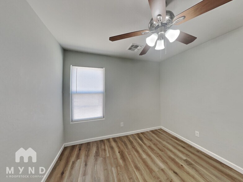 Building Photo - 40768 W Sanders Way