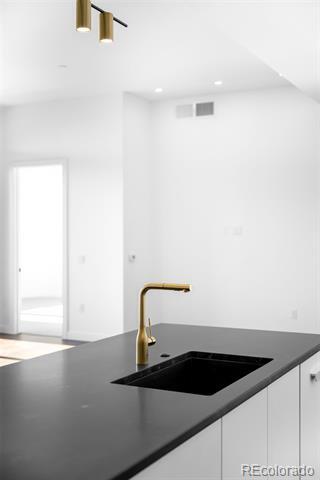 Building Photo - 3520 Chestnut Pl