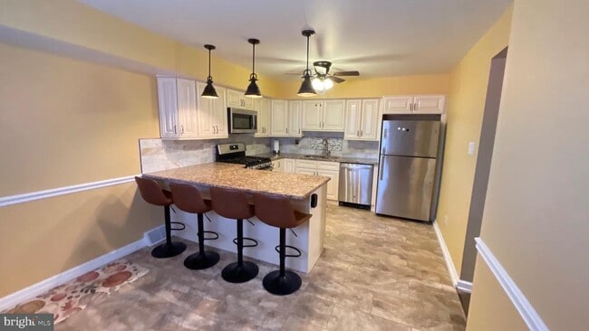 Building Photo - 598 Belmont Ave