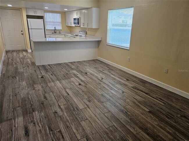 Building Photo - 2035 Alpine Rd