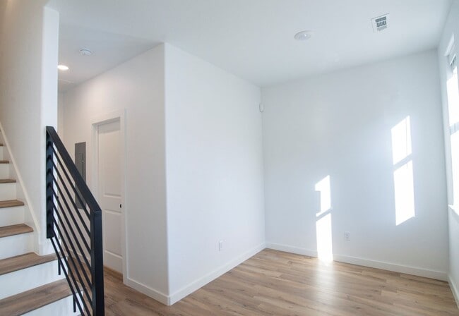 Building Photo - Sleek & Charming Newly Constructed Townhouse in Downtown Fayetteville!