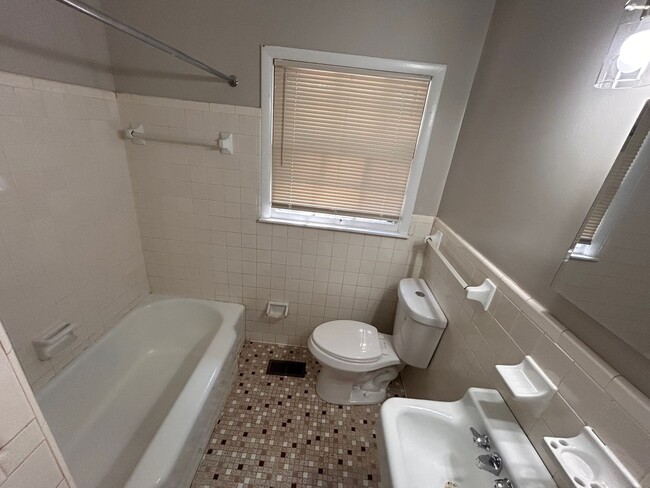 Building Photo - 2405 Laverne Dr NW