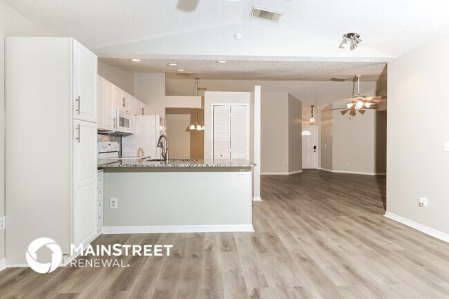 Building Photo - 2307 SW Kent Cir