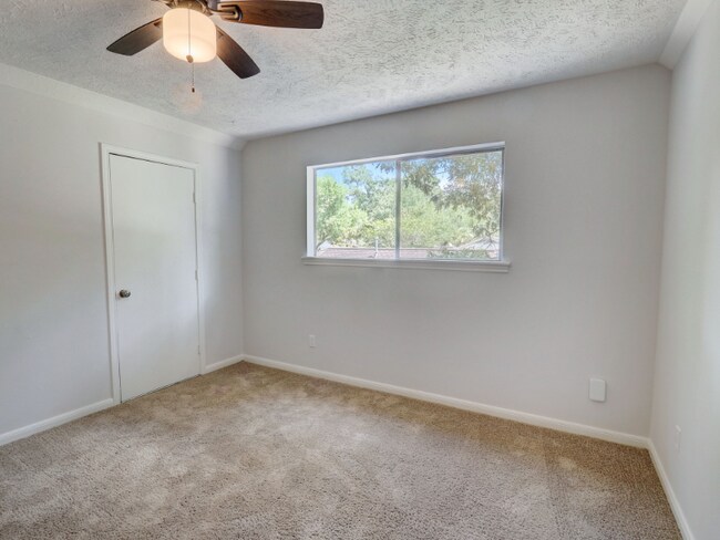 Building Photo - 1951 Round Spring Dr