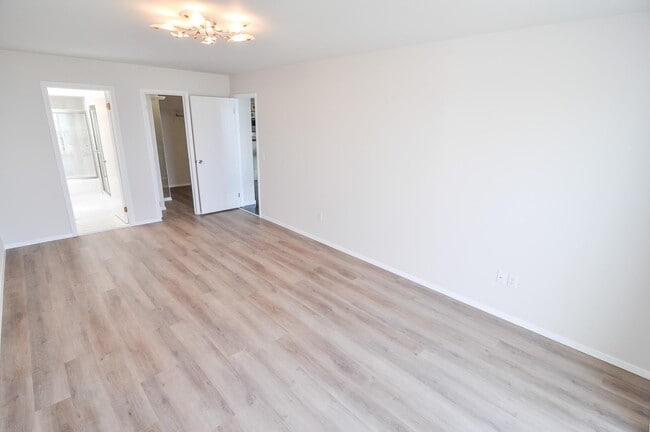 Building Photo - 806 Bluffs Dr N