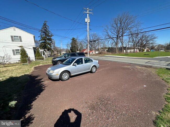 Building Photo - 25 W 5th Ave