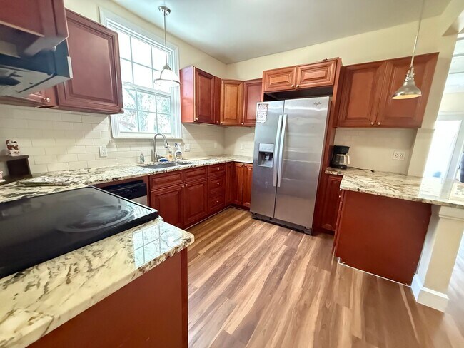 Building Photo - 3/2 Cottage Available! No deposit if qualified!