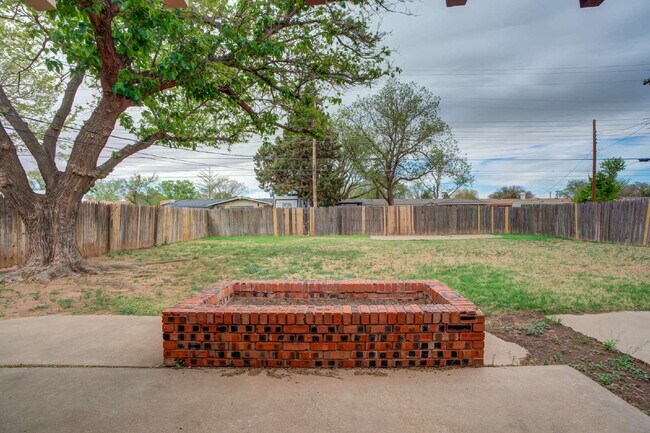 Building Photo - Wonderful 3/2/1 in Central Lubbock!