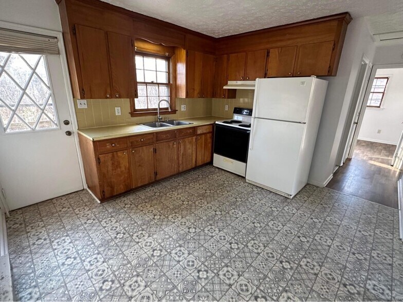 Kitchen - 183 Loch Ln