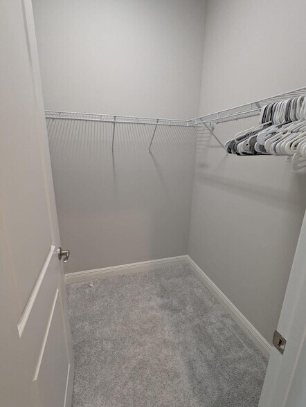 Building Photo - 9292 Crestview Cir