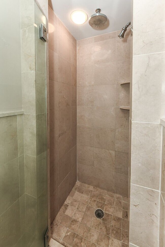 Building Photo - Luxury Two Bedroom near DuPont + Parking