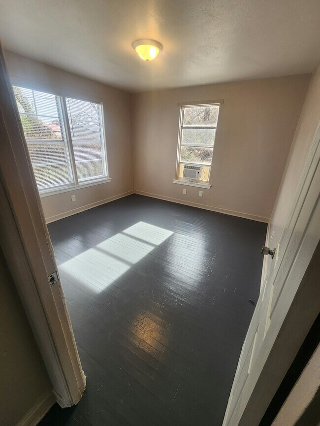 Building Photo - 1250 Estelle St