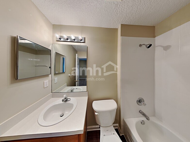 Building Photo - 456 Evergreen Way