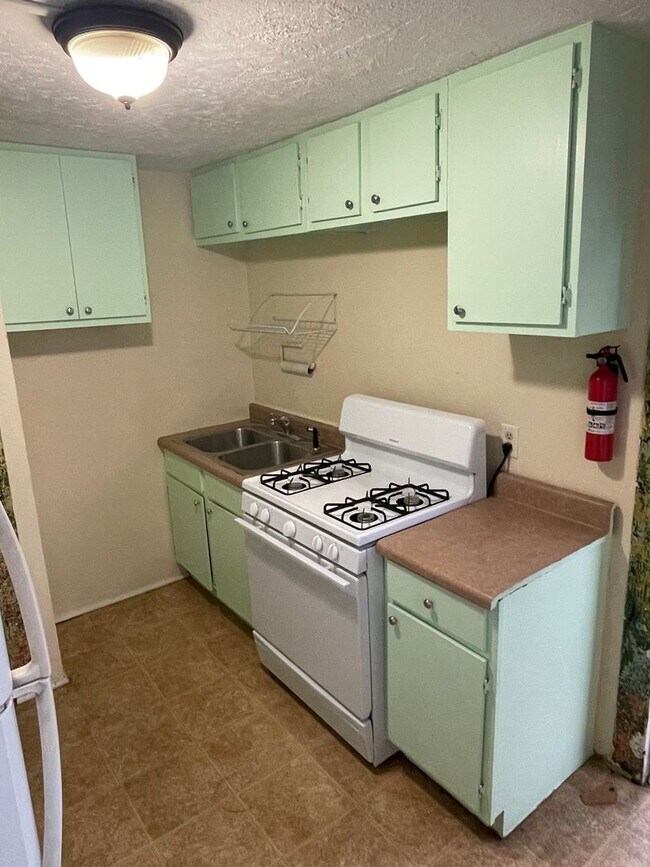 Building Photo - 2425 Upperline St