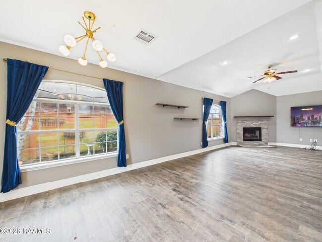 Building Photo - 115 La Rue Vil