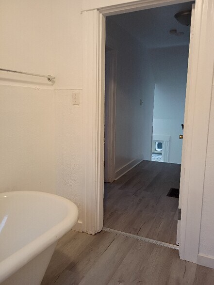 Building Photo - 547 NE Knott St