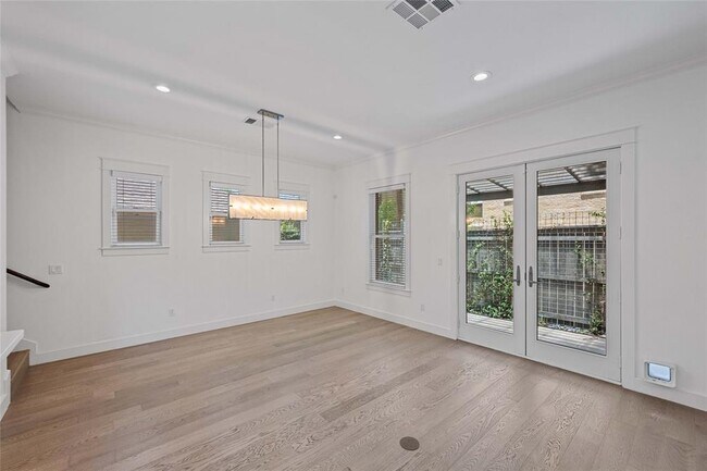 Building Photo - 1403 W 12th St