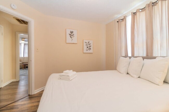 Building Photo - 3912 Crestview Dr