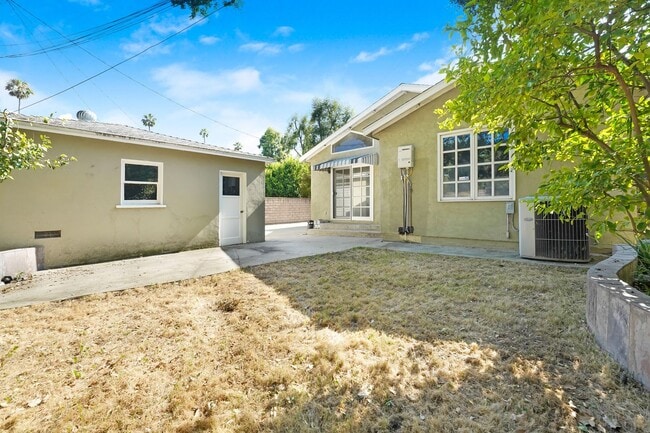 Building Photo - Altadena Home For Lease