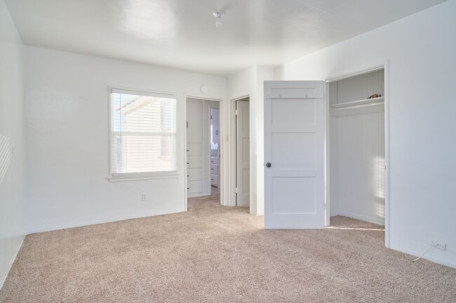 Building Photo - 116 E Orchard St