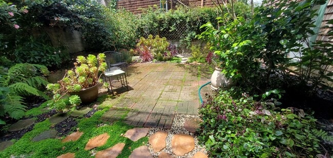 Building Photo - Epic REA - Great Garden Studio Apartment i...