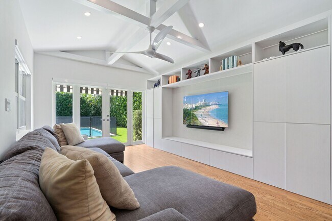 Building Photo - 634 W 47th St