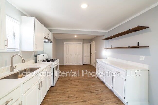 Building Photo - 2731 Menchaca St