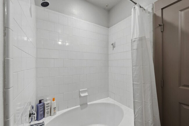 Building Photo - 2922 Elm St