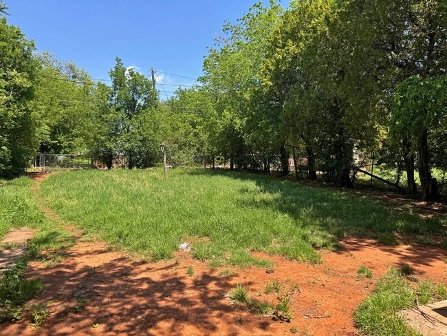 Building Photo - Spacious 2 bed, 1 bath home in Highland!