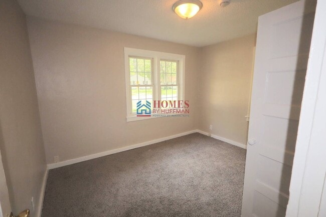 Building Photo - Three bedroom House | Two Bathroom